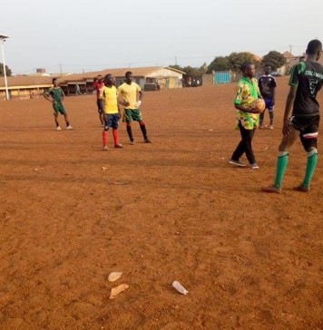 FOOT INFORMEL : UN SEUL TERRAIN POUR 15 EQUIPES DE FOOT!